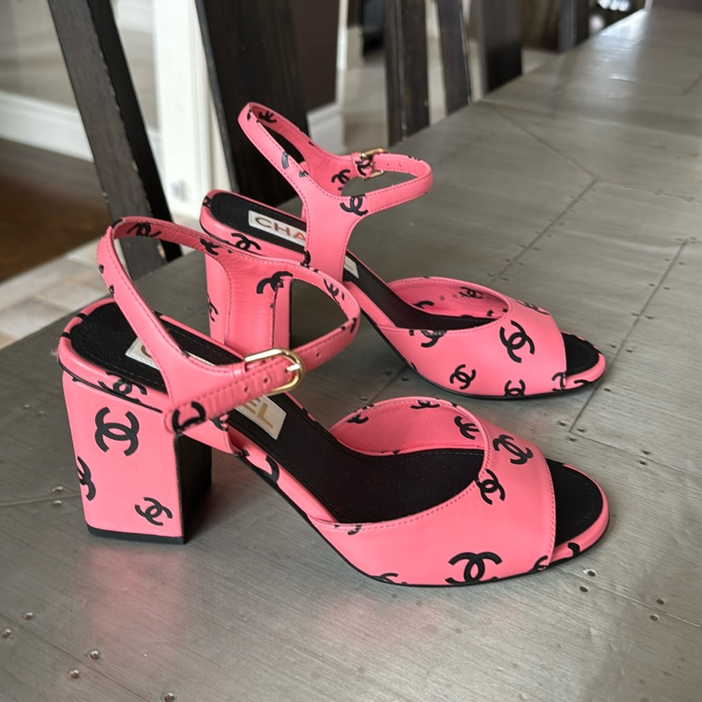 Chanel crazy cc pink black sandal pump logo shoes with box and dustbag sz 38.5